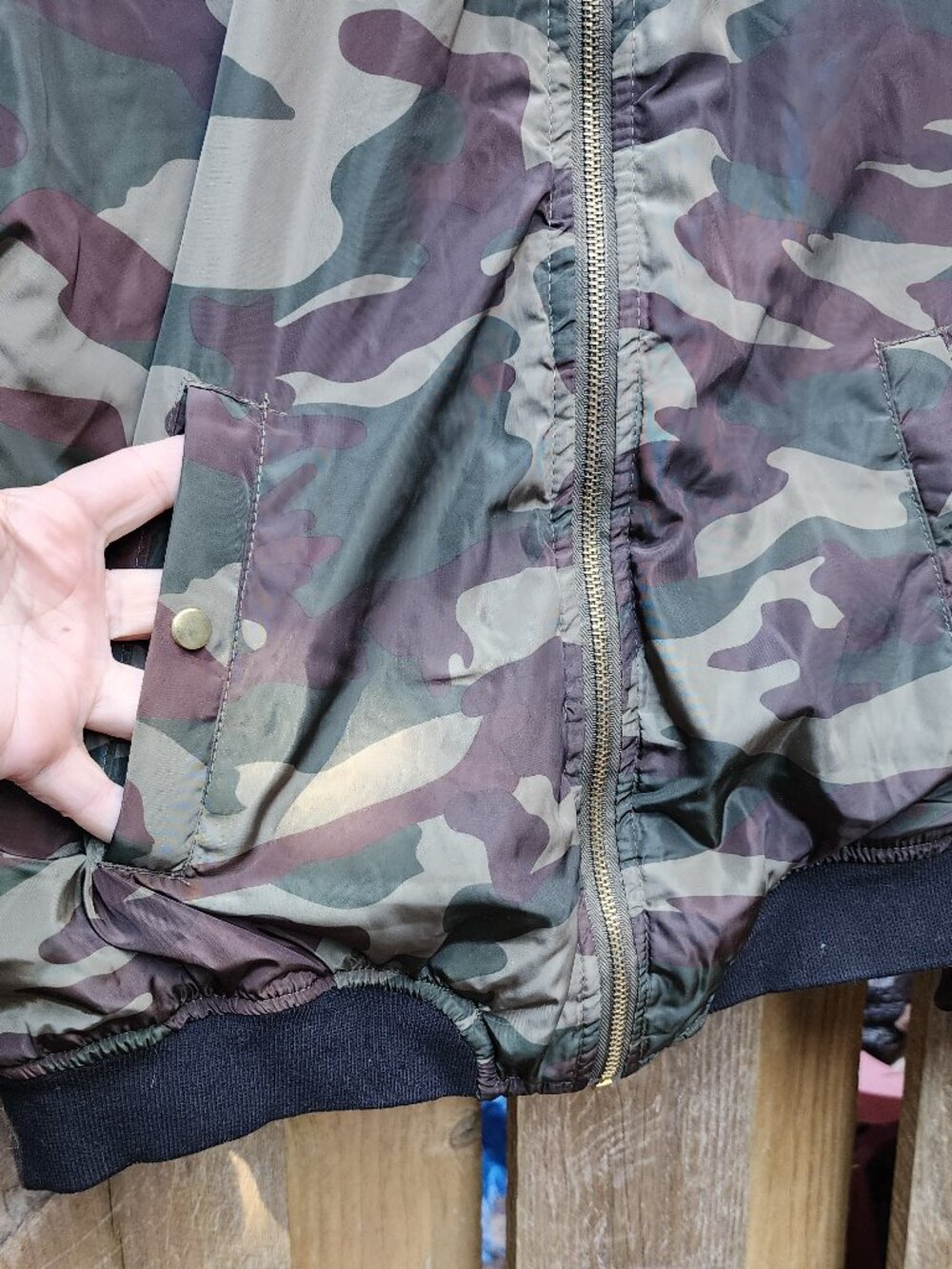 EUC Women's XL Angel Kiss Cropped camo satin bomber jacket (juniors) - Picture 10 of 14